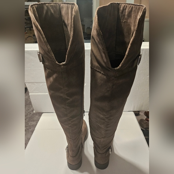 Over the knee. Super cute boots.  Soft textile.  Excellent condition. - Picture 3 of 5